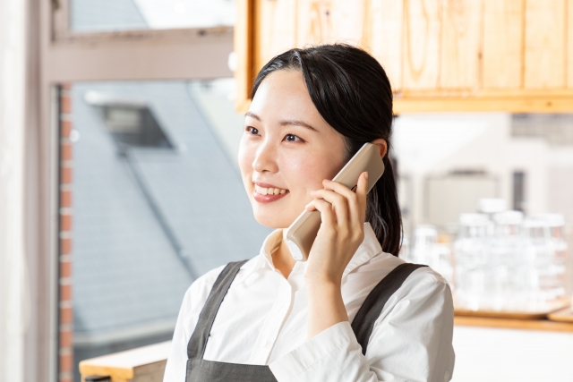 店舗で電話を受けるスタッフ
